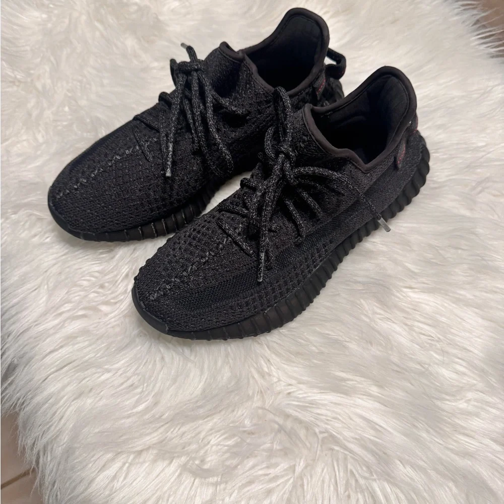Sleek Black Knit Men's Sneakers - Picture 3 of 12